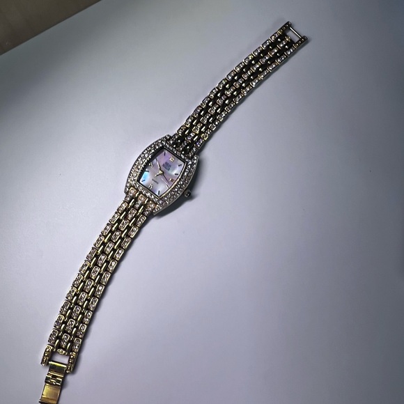 Nolan Miller stainless steel Rhinestone Gold tone Watch new battery working - Picture 5 of 7